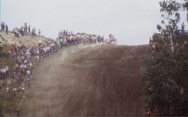Russia GP-250c 1981.Katsojia riitti radan varressa.